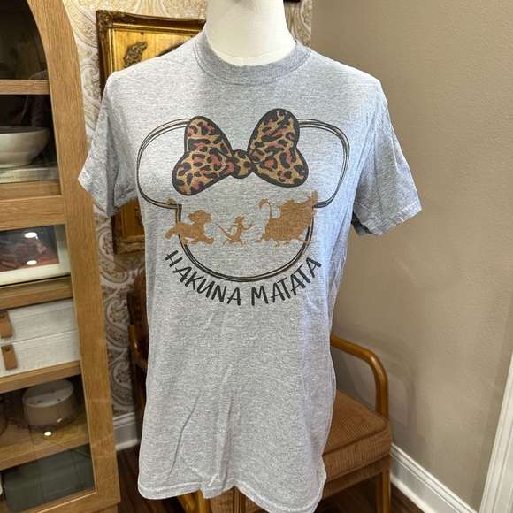 Disney Gray Women’s Hakuna Matata T-Shirt size small - Picture 1 of 3